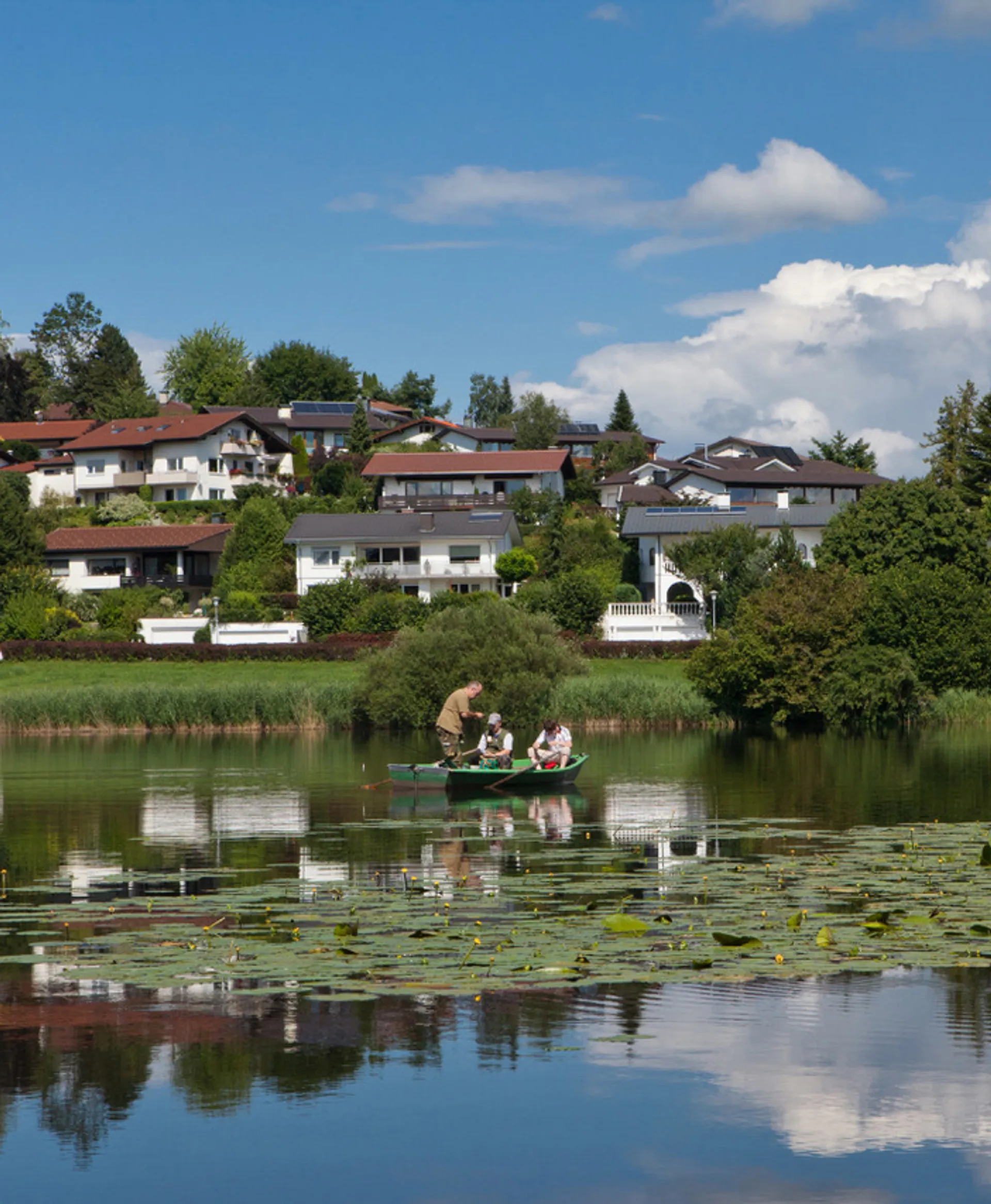 Vereinsmitglieder beim Angeln vom Boot aus, auf dem Neuravensburger Weiher